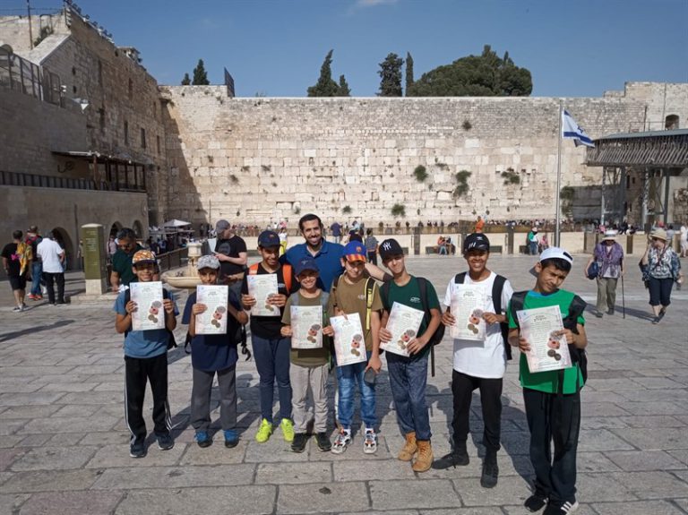 Seventh grade children from the city of Rosh HaAyin On an experiential tour to celebrate the Bar/Bat Mitzvah year, the peak of which is the arrival at the Western Wall.